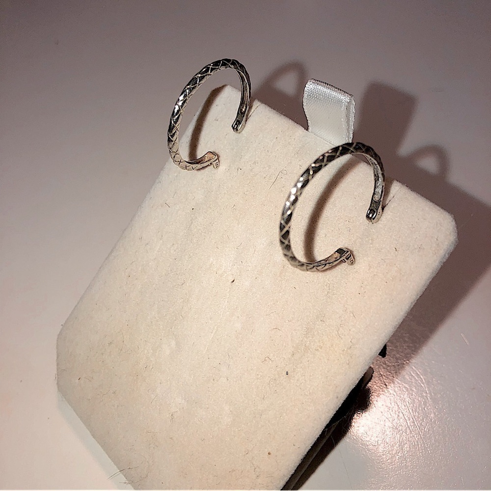 VTG Sterling Silver Criss Cross Engraved Design Hoops Earrings 1”